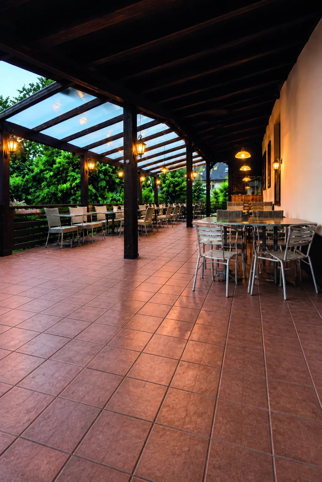 Überdachte Terrasse des Restaurants La Reggia